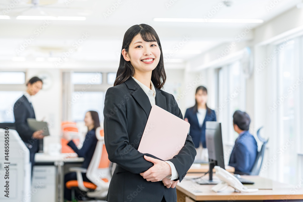 Fototapeta premium オフィスで働くビジネスウーマン