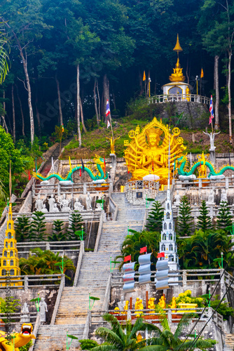 Foto Wat Phu Khao Phra Maha Phothisat Chinese temple Krabi Thailand.