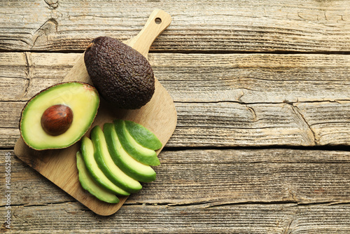 Fotografía Tasty ripe green avocados on wooden table, top view