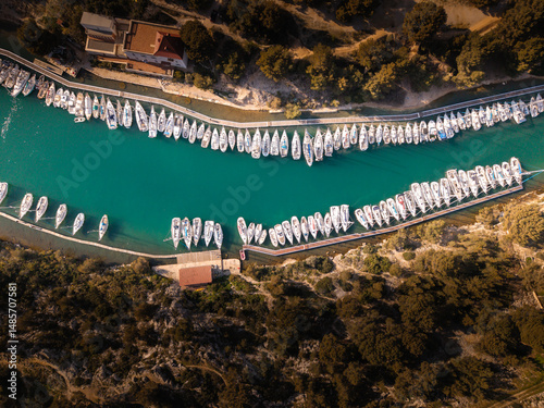 Vue de dessus d'un port de plaisance sauvage au milieu de la nature avec des bateaux et des maisons