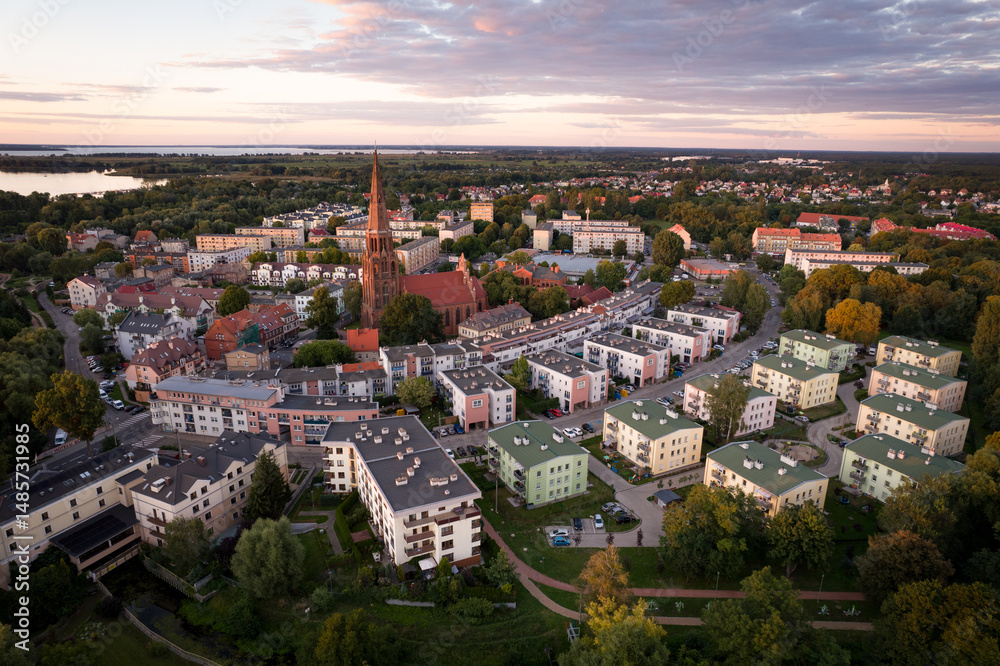Obraz premium Szczecin Dąbie: Aerial View of Cityscape at Sunset
