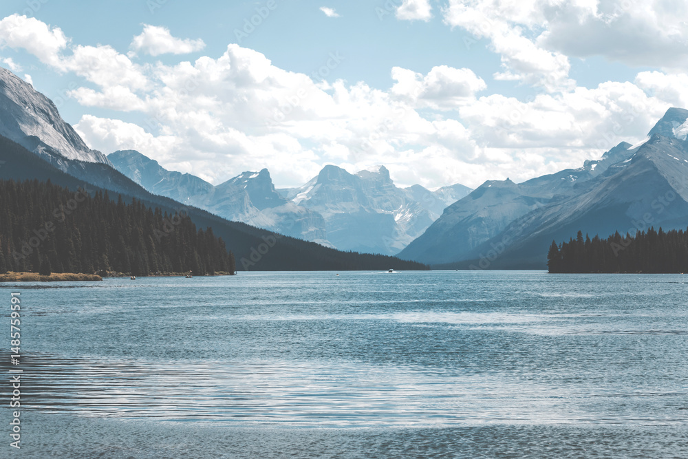 Obraz premium peaceful landscape view of maligne lake on a summer clpudy day in pale pastel colours