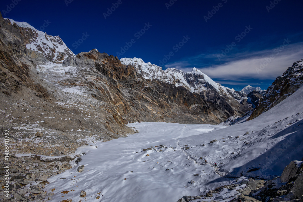 Obraz premium Himalaya mountain path on Nepal trek hiking route. Great mountain landscape scenic view on EBC Everest base camp circuit trek, trekking and hiking route in Nepal Himalaya. Beautiful Himalaya mountains