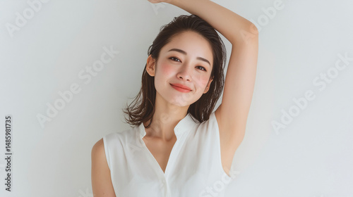ワキ（脇）を見せて微笑む女性・清潔感と大人の魅力が漂うスキンケアポートレート（美容・エステ・脱毛・コスメ）