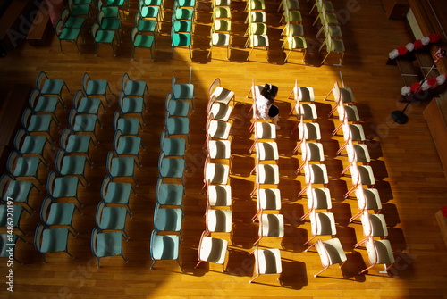 幼稚園生を待つ入学式の椅子