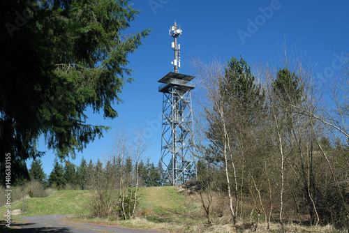 Aussichtsturm Helleberg bei Weidenhahn im Westerwald in Rheinland-Pfalz mit Mobilfunkanlage und Wetterstation - Stockfoto