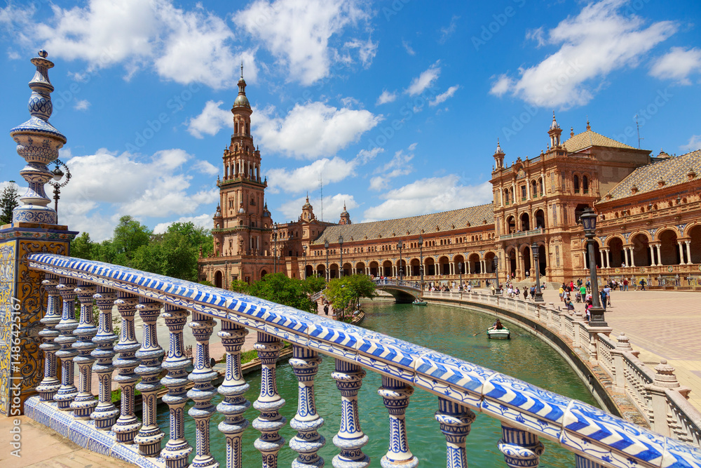 Fototapeta premium Detailaufnahme einer Fliesenbrücke bei der Plaza de España in Sevilla mit Wasser im Hintergrund, Sevilla, Spanien, Europa