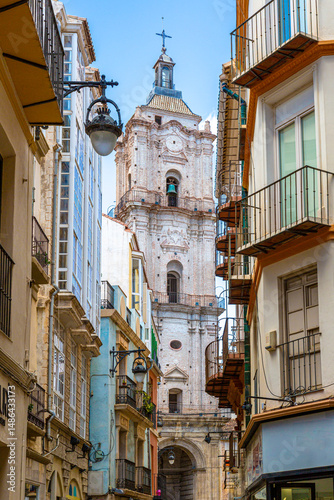 Cuadro en lienzo Enge Gasse mit Blick auf alt Kirchturm unter klarem Himmel, Malaga, Spanien, Eur