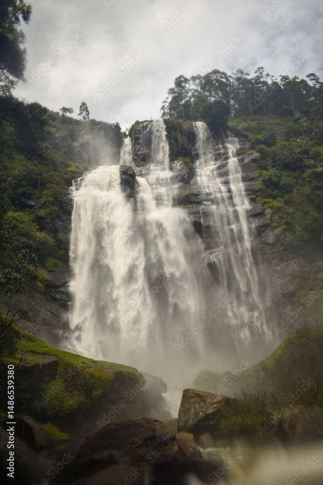 Fototapeta premium Bomburu Ella Waterfall, Galpalama, Nuwara Eliya, Sri Lanka.