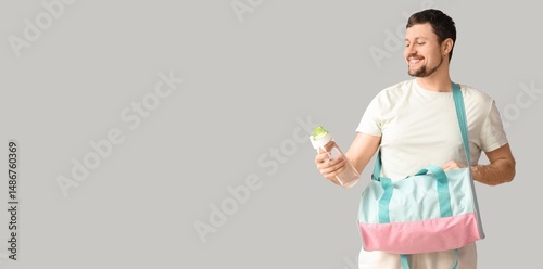 Sporty man with bottle of w...