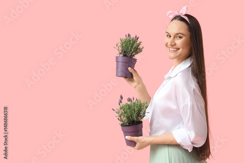 Beautiful young woman holdi...