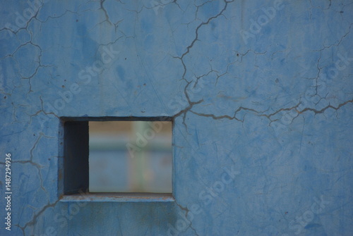 青い塀に開いた窓