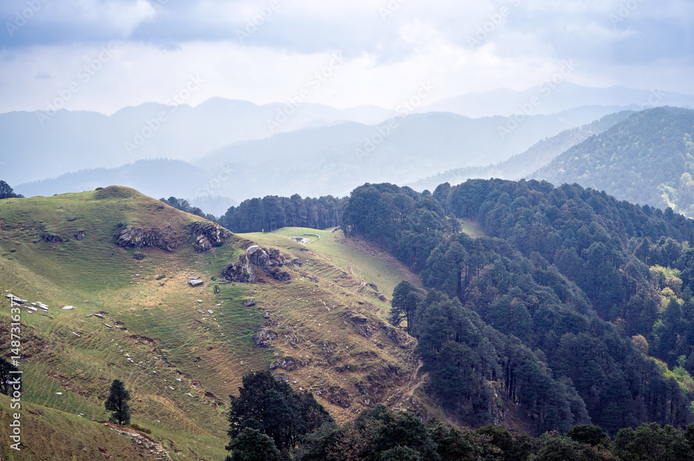 Obraz premium View of the mountains. Himalayan Mountain landscapes are a favourite for hikers and nature enthusiasts alike, such as the Shoja Jalori Pass Raghupur Fort, Himachal Pradesh, India.