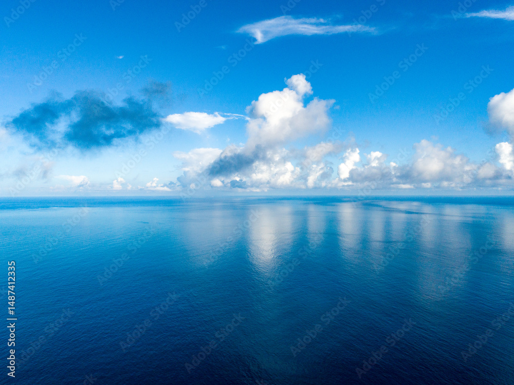 Obraz premium 奄美大島凪の海、日本、珊瑚礁の島、ドローン撮影。