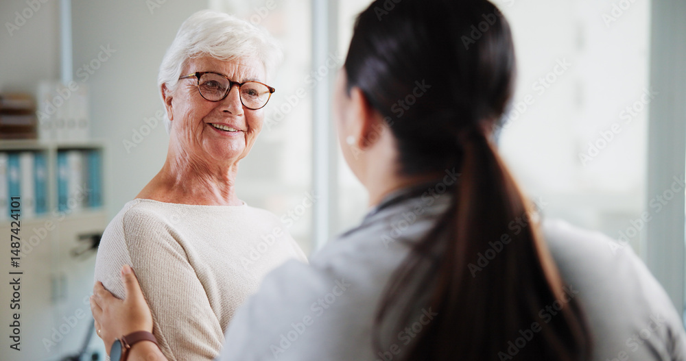 Obraz premium Support, doctor and happy with old woman in office for patient feedback, insurance and physiotherapy plan. Healthcare, rehabilitation and medical help with people in clinic for consulting and trust