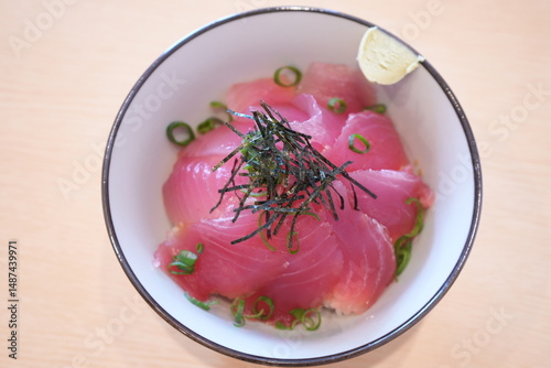 Japanese Food, Fresh Tuna Sashimi Bowl or Maguro Don - 日本料理 まぐろ丼	