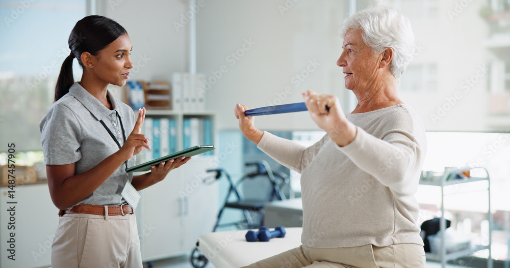 Obraz premium Elderly woman, physiotherapist and resistance band with tablet, counting and healthcare services for recovery. People, happy and exercise with stretching, app and injury for rehabilitation at clinic