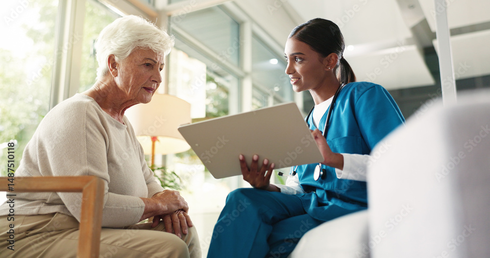 Obraz premium Checkup, nurse and smile for senior patient, good news and treatment plan for illness, women and info. Happy, medical professional and diagnosis for elderly person in hospital, results and healthcare