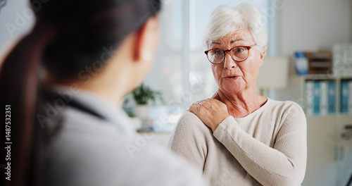 Fotografía Physiotherapy, shoulder pain and medical with old woman and doctor for rehabilitation, osteoporosis or healthcare