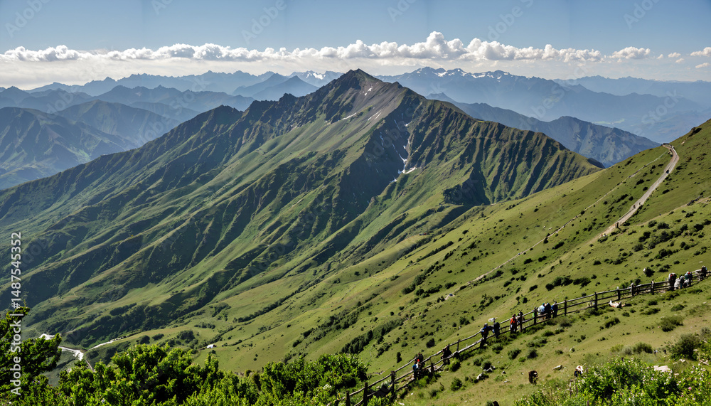 Obraz premium Le paysage montagneux verdoyant