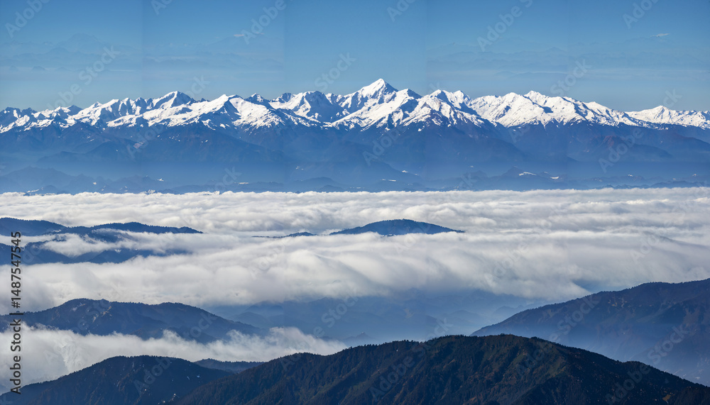 Fototapeta premium Le majestueux panorama des montagnes enneigées