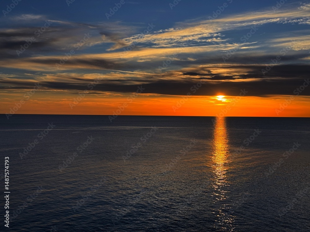 Obraz premium Sundown at sky over dark sea in evening. 