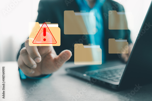 Foto Hand interacting with a cybersecurity alert symbol