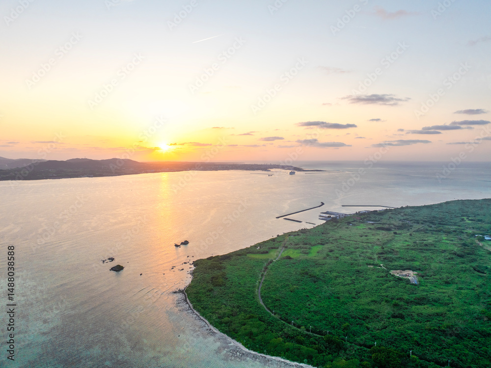 Fototapeta premium 竹富島の日出（沖縄県竹富町）※遠方は石垣島