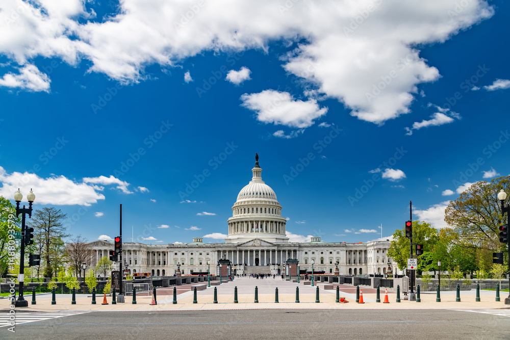 Fototapeta premium panoramic view of the plaza in front of the Capitol building in Washington, D.C. Tourists stroll through the square.