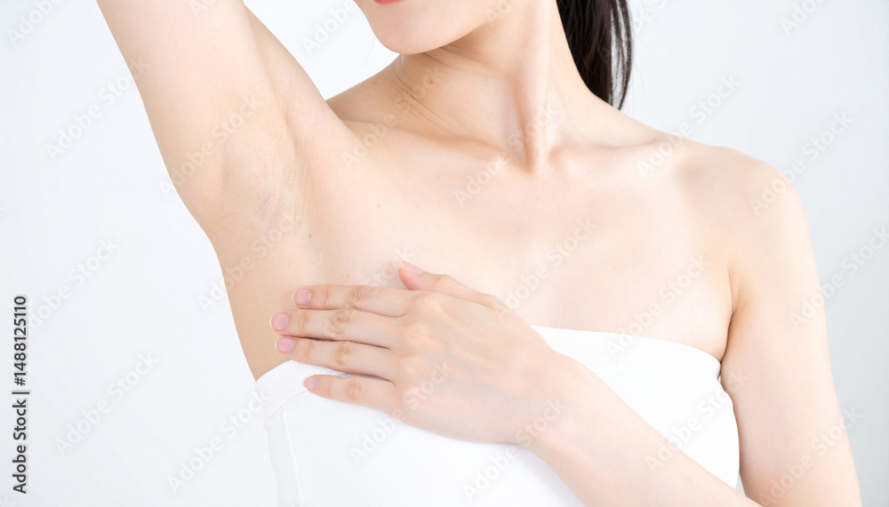 Fototapeta premium 脇の脱毛ケアをする女性・美容とスキンケアのイメージ