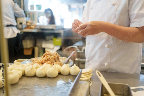 Foto 小籠包を作っている人。
The person making soup dumplings. Xiao long bao.