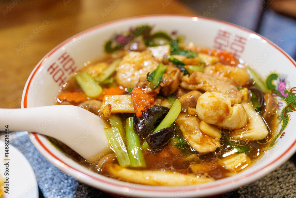 様々な具材がバランス良く入った五目ラーメン
Gomoku Ramen with a good balance of various ingredients 様々な具材がバランス良く入った五目ラーメン
Gomoku Ramen with a good balance of various ingredients