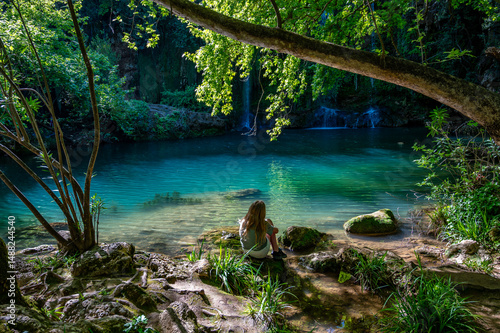 Fotografie Mädchen an mystischem Wasser