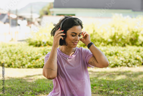 Jovem escutando musica no parque 