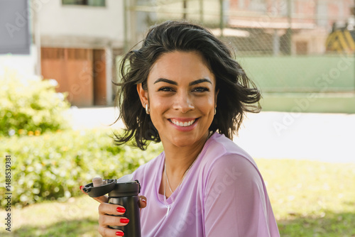 Mulher sorrindo no parque 