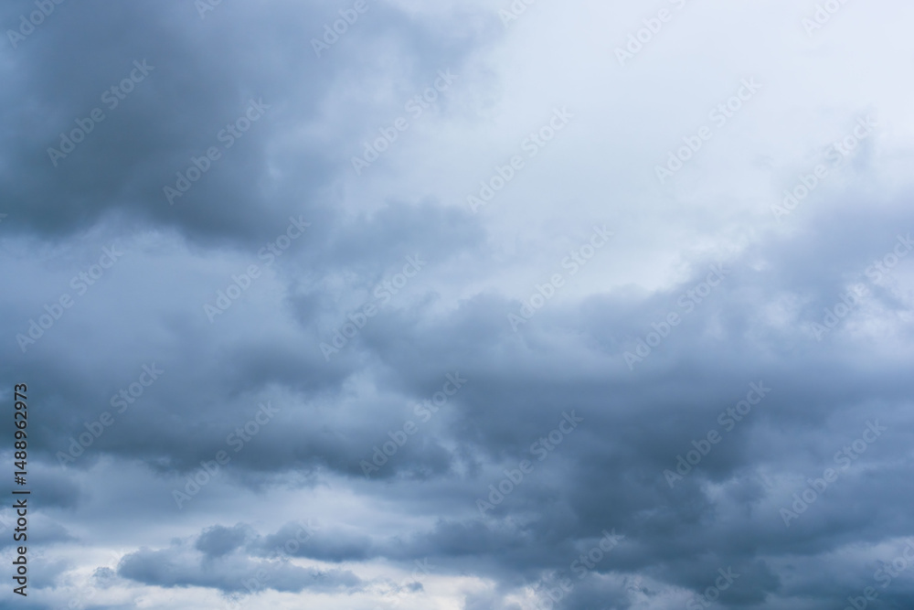 Obraz premium 5月の曇り空 濃い雲で空が覆われた 22