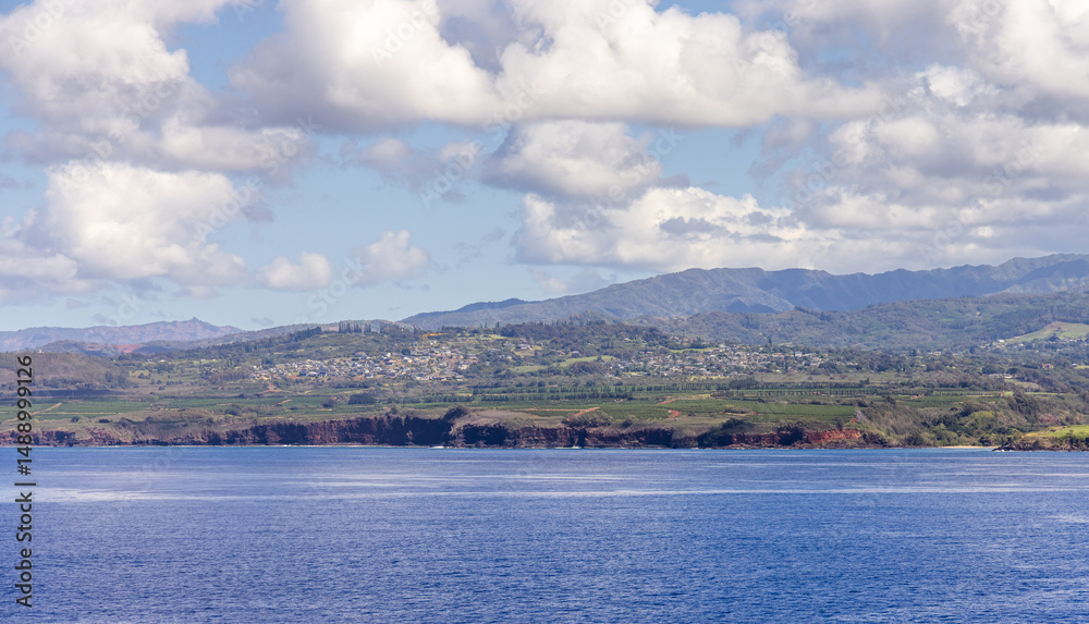 Fototapeta premium Scenic Coastal View of Lush Kauai, Hawaii with Mountains and Ocean in Background