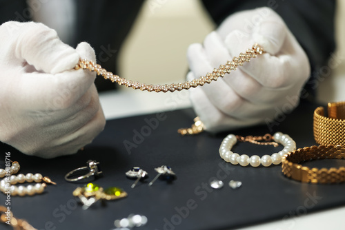 Φωτογραφία Appraiser working with luxury jewelry at table indoors, closeup