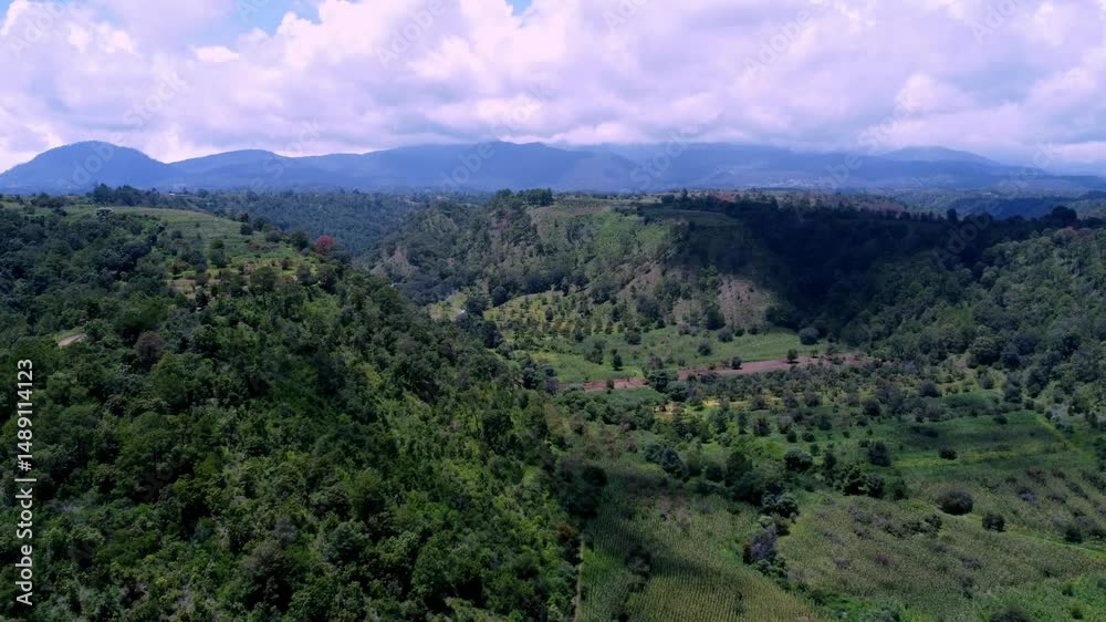 San Mateo Ozolco Puebla, Mexico vuelo Drone arriba del campo con nubes San Mateo Ozolco Puebla, Mexico vuelo Drone arriba del campo con nubes