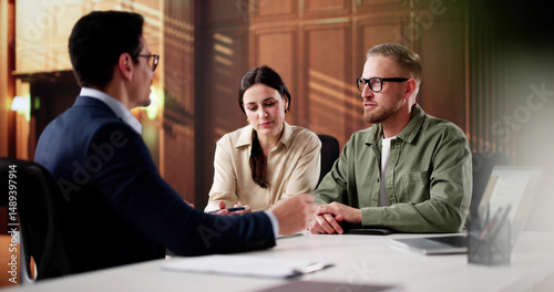Bild auf Leinwand Family Lawyer Consulting On Divorce Case