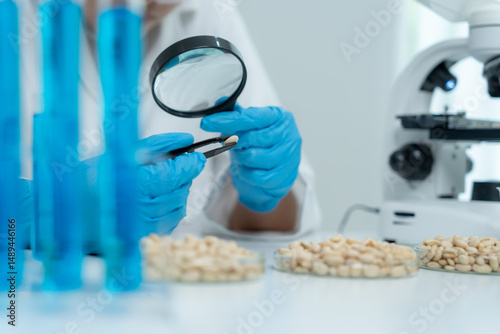 Schilderij op canvas Scientist check chemical whole grains residues in laboratory