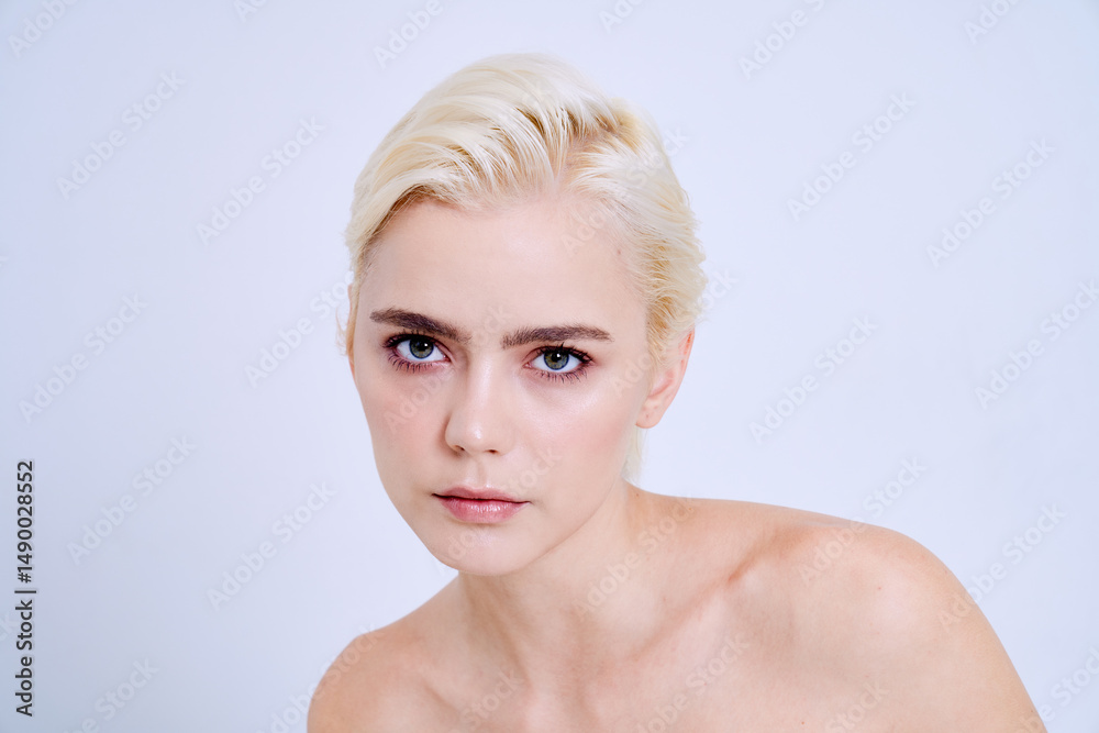 白背景で撮影をした白人女性のビューティーポートレート