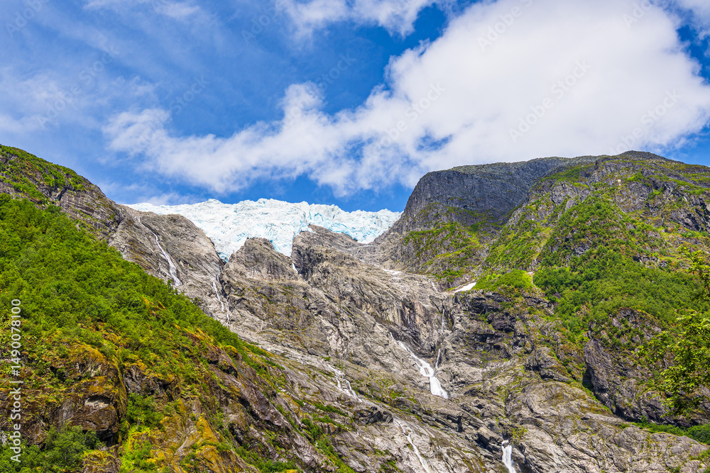 Fototapeta premium Blick auf die Gletscherzunge Supphellebreen nahe Fjærland in Norwegen