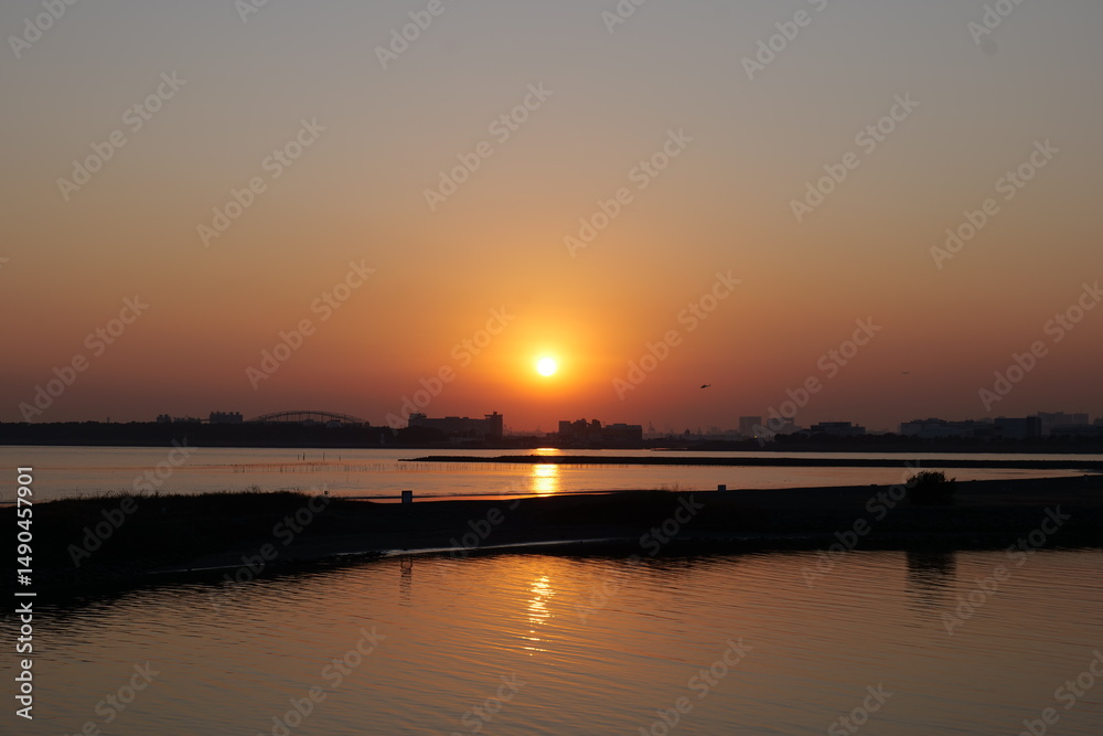 Fototapeta premium 静かな海に沈む夕日
