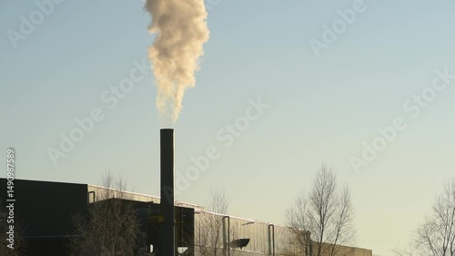 detalle de chimenea de una fábrica expulsando humo a la atmósfera
