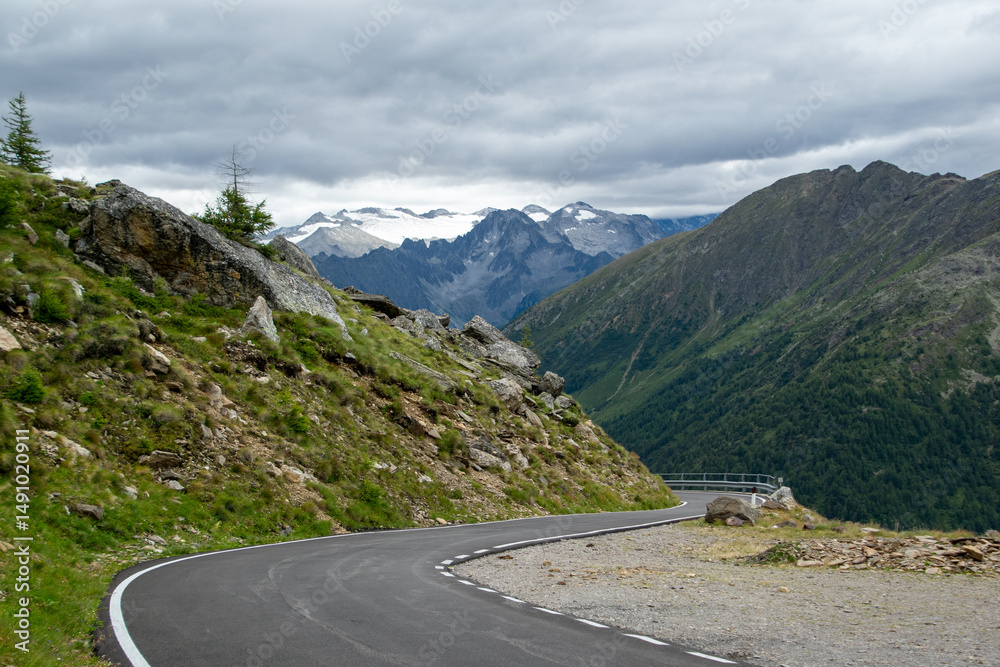 Naklejka premium Curvy road of mountain passes near Italian Ponte di Legno with a glacier view in the background