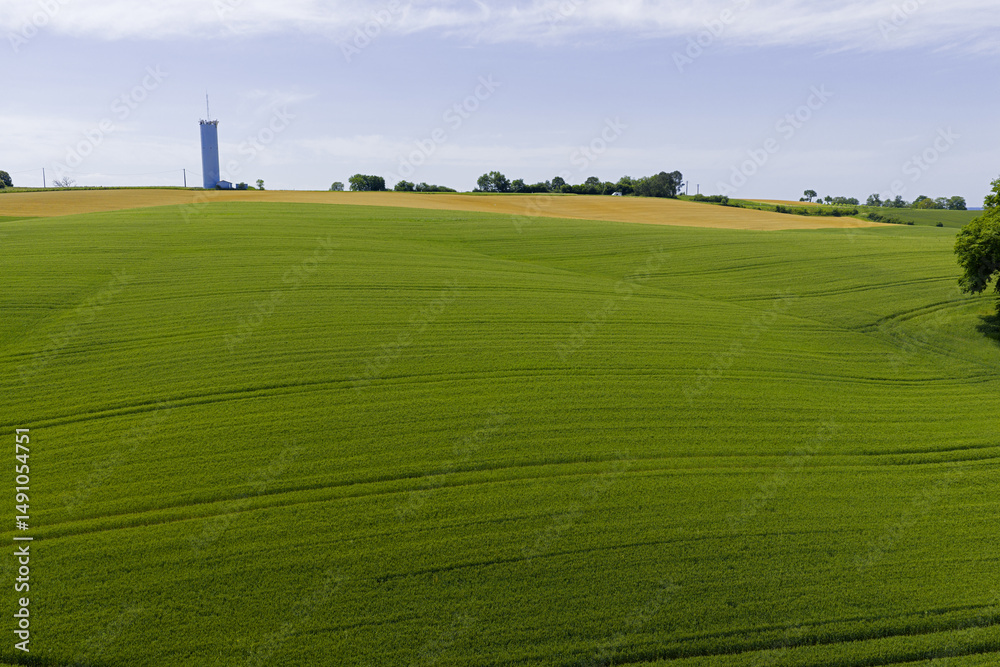 Obraz premium Château d'eau et champ vert