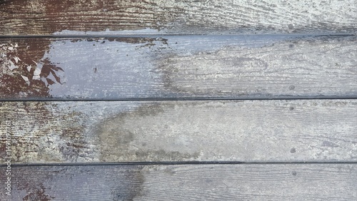 Foto Old brown wooden surface with stains and water