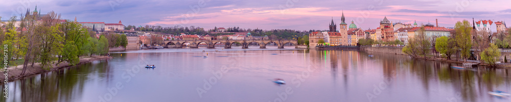 Obraz premium Charles Bridge at sunset in Prague, Czech Republic