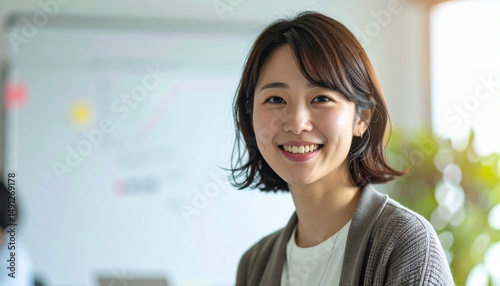 笑顔で意見を出す女性社員